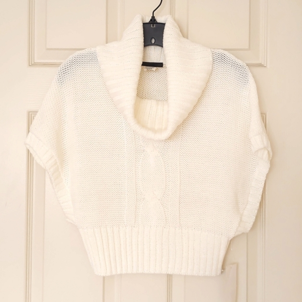 NWT. Junior Cropped sweater vest with cowl neck and front pattern.